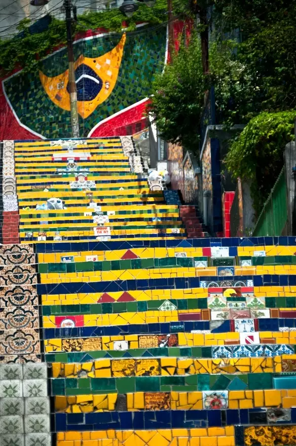 پله‌های رنگی سلارون؛ شاهکاری رنگارنگ در قلب ریو